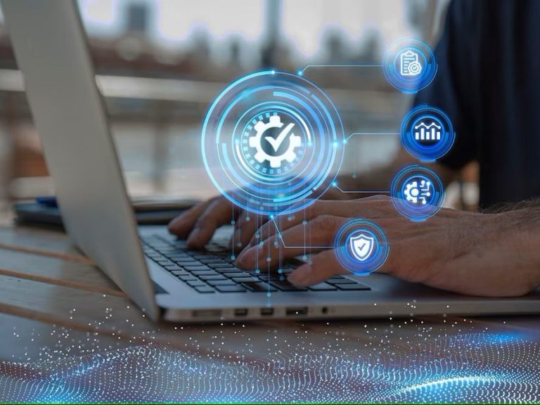 Hände tippen auf einem Laptop mit digitalen Sicherheitssymbolen im Vordergrund.