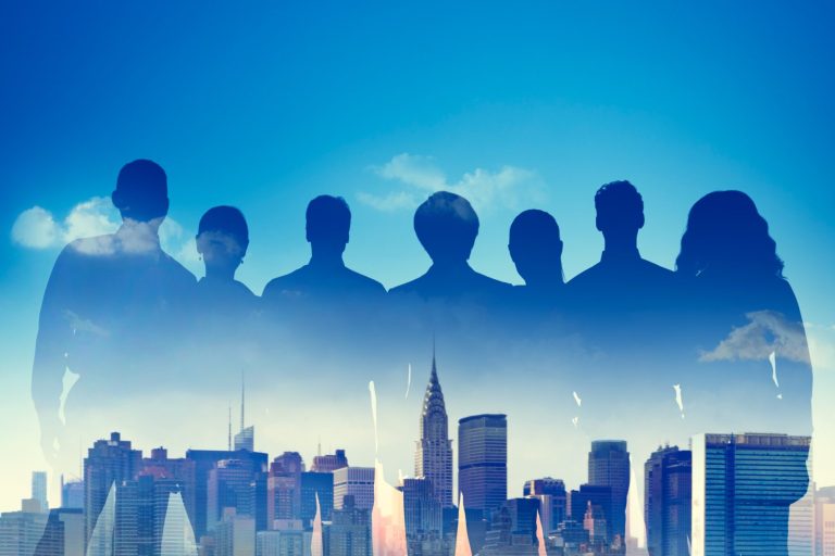 Silhouetten von Talenten vor einer Stadtlandschaft und blauem Himmel.